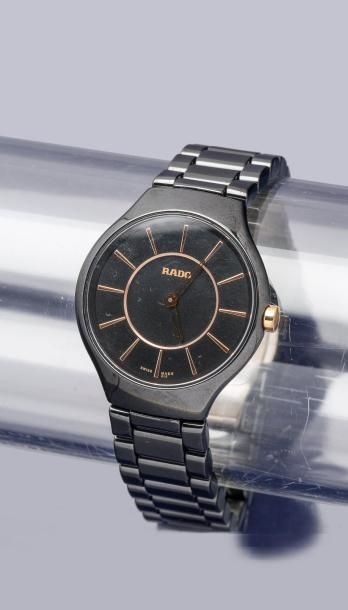 RADO RADO

Montre «True Thinline» en céramique noir de taille médium, boîtier rond...