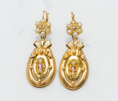 null Paire de pendants d’oreilles en or jaune 18 carats (750 millièmes) à décor de...