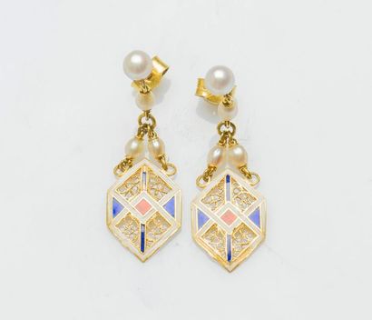 null Paire de pendants d’oreilles en or jaune 18 carats (750 millièmes) ornées de...