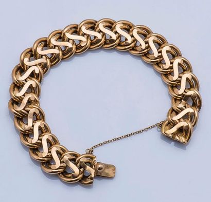 null Bracelet articulé en or jaune 18 carats (750 millièmes) formant une maille tressée....
