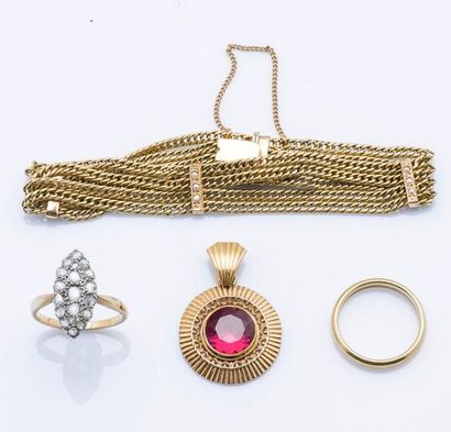 null Lot comprenant :

Un collier collerette en or jaune 18 carats (750 millièmes)...