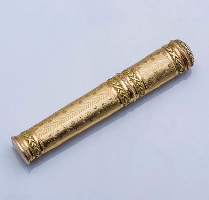 null Étui à cire cylindrique en or jaune 18 carats (750 millièmes) à décor ciselé...