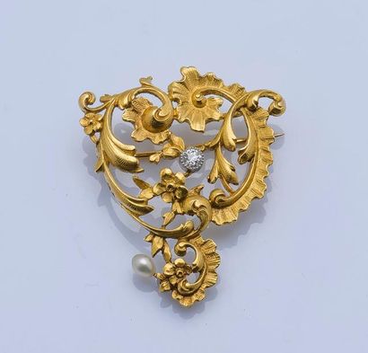 null Broche de style rocaille ajourée en or jaune 18 carats (750 millièmes) ornée...