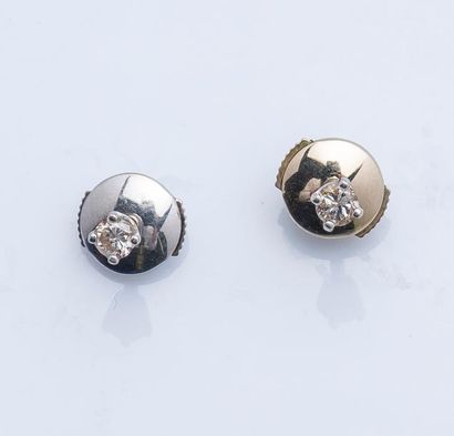 null Paire de puces d’oreilles en or gris 18 carats (750 millièmes) serties de diamants...