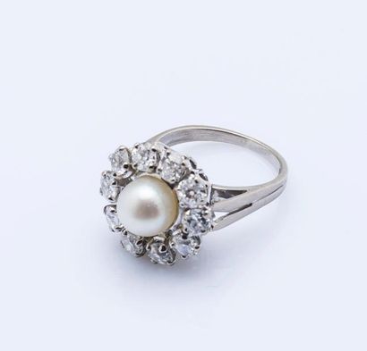 null Bague fleur en or gris 18 carats (750 millièmes) sertie d’une perle de culture...