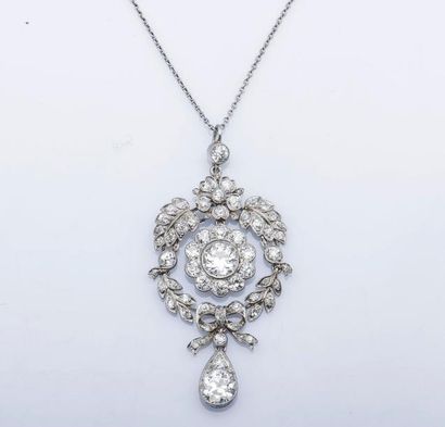 null Chaîne et pendentif en platine (950 millièmes) entièrement serti de diamants...