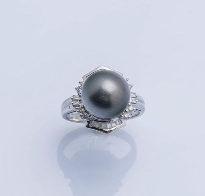 null Bague en platine (950 millièmes) sertie d’une perle de Tahiti épaulée de diamants...