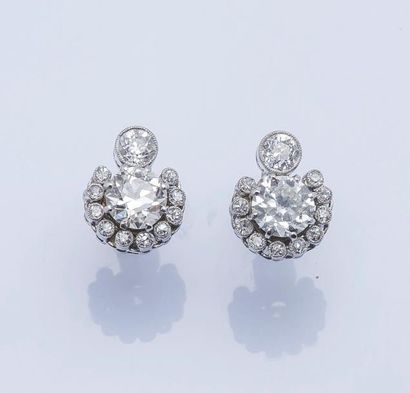 null Paire de boutons d’oreilles en platine (950 millièmes) chacun serti d’un diamant...