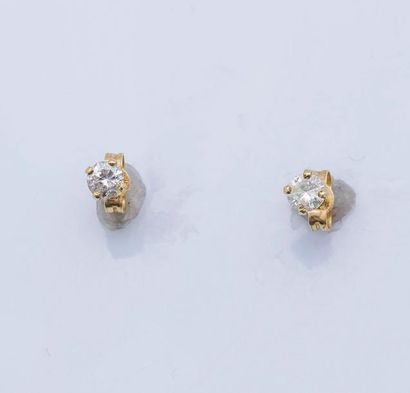 null Paire de puces d’oreilles en or jaune 18 carats (750 millièmes) sertie de diamants...