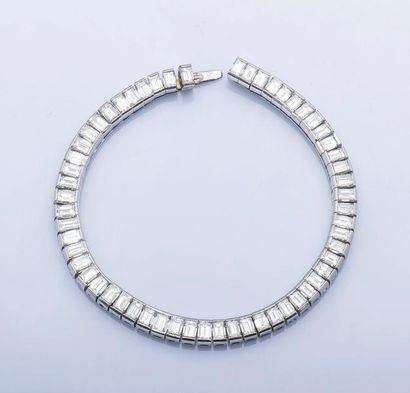 null Bracelet ligne articulé en or gris 14 carats (585 millièmes) serti de diamants...