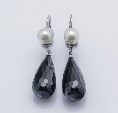null Paire de pendants d’oreilles en or gris 18 carats (750 millièmes) ornés de perles...
