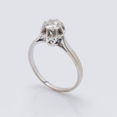 null Bague solitaire en or gris 18 carats (750 millièmes) ornée d’un diamant demi-taille...