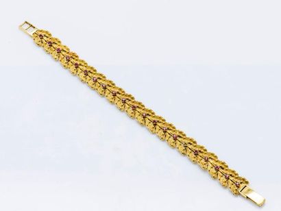 null Bracelet articulé en or jaune 18 carats (750 millièmes) formé d’une frise de...