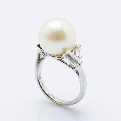 null Bague en or gris 18 carats (750 millièmes) sertie d’une perle de culture blanche...