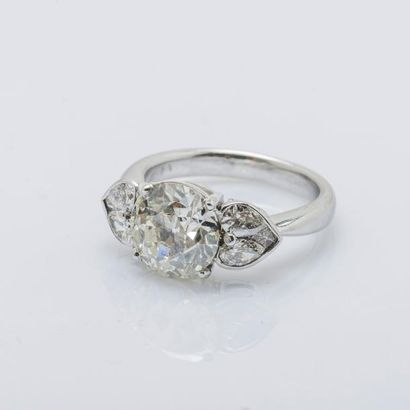 null Bague en or gris 18 carats (750 millièmes) sertie d’un diamant demi taille d’environ...