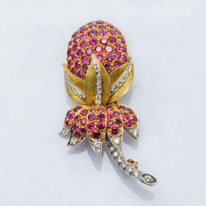 null Broche chardon en or jaune et or gris 18 carats (750 millièmes) pavée de rubis...