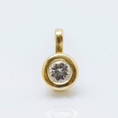 null Pendentif en or jaune 18 carats (750 millièmes) orné d’un diamant taillé en...