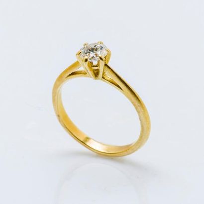 null Bague solitaire en or jaune 18 carats (750 millièmes) ornée d’un diamant d’environ...