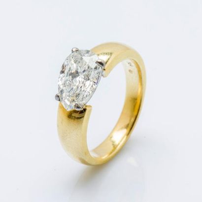 null Bague jonc en or jaune 18 carats (750 millièmes) sertie d’un diamant poire pesant...