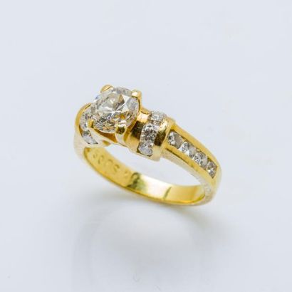 null Bague solitaire en or jaune 18 carats (750 millièmes) sertie d’un diamant taillé...