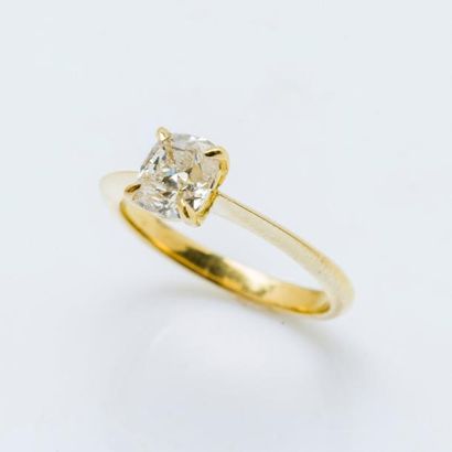 null Bague solitaire en or jaune 18 carats (750 millièmes) sertie d’un diamant coussin...