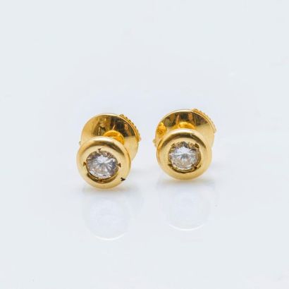 null Puces d’oreilles en or jaune 18 carats (750 millièmes) ornées chacune d’un diamant...