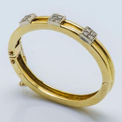 null Bracelet jonc ouvrant en or jaune 14 carats (585 millièmes) formant trois godrons...