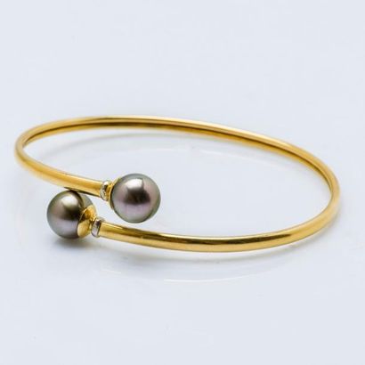 null Bracelet jonc en or jaune 18 carats (750 millièmes) orné de perles de culture...