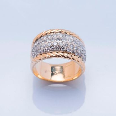 null Bague bandeau en or jaune 18 carats (750 millièmes) pavée de diamants taillés...