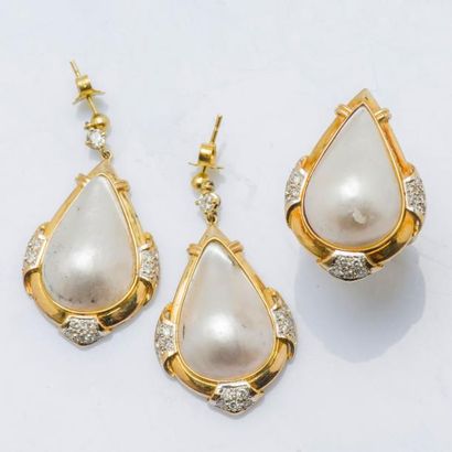 null Parure composée d’une paire de pendants d’oreilles en or jaune 14 carats (585...