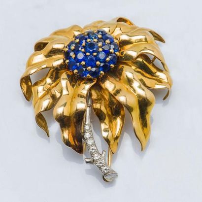 null Broche tournesol en or jaune 14 carats (585 millièmes) et platine (950 millièmes)...