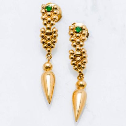null Paire de pendants d’oreilles en or jaune 18 carats (750 millièmes) à motif perlé...