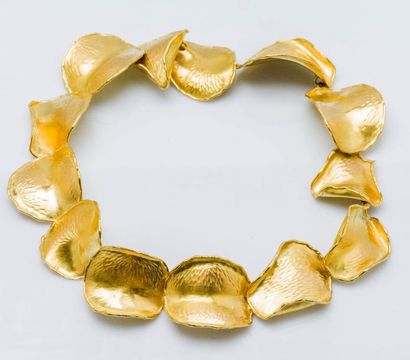 TIFFANY & CO Collier ras de cou en or jaune 18 carats (750 millièmes) formé de feuilles...