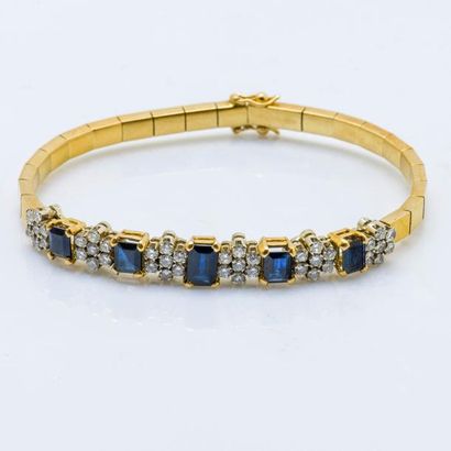 null Bracelet articulé en or jaune 18 carats (750 millièmes) serti de saphirs rectangulaires...