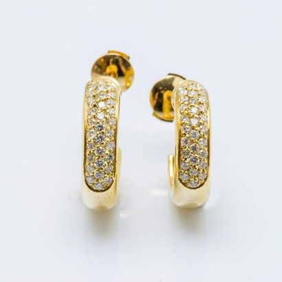 null Paire de demi-créoles en or jaune 18 carats (750 millièmes) pavées de diamants...
