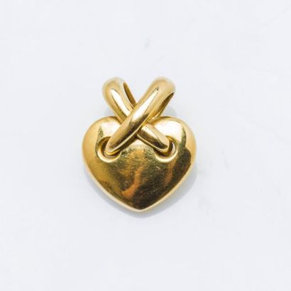 CHAUMET Pendentif cœur lien croisé en or jaune 18 carats (750 millièmes). Signé et...