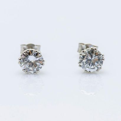 null Paire de puces d’oreilles en or gris 18 carats (750 millièmes) serties de diamants...