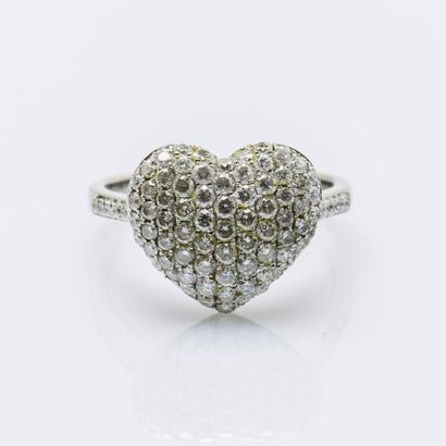 null Bague en or gris 18 carats (750 millièmes) ornée d’un cœur pavé de diamants...