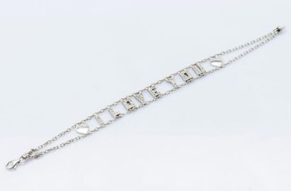 null Bracelet en or gris 18 carats (750 millièmes) composé d’une double chaîne encadrant...