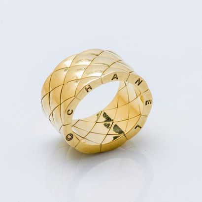 CHANEL Bague «Matelassée» en or jaune 18 carats (750 millièmes) grand modèle. Gravée...