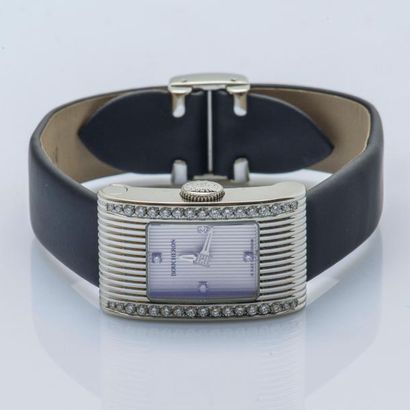 BOUCHERON Montre de femme de forme rectangulaire en acier à fond 4 vis. Boîtier rainuré...