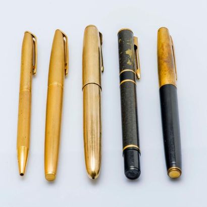 null Lot de cinq stylos dont une parure Waterman plume et roller en métal plaqué...