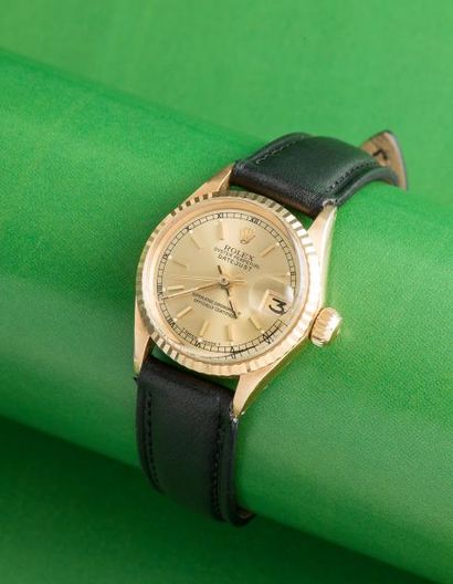 ROLEX ROLEX (Oyster Perpetual Datejust / Lady or jaune réf. 6517), vers 1966

Montre...