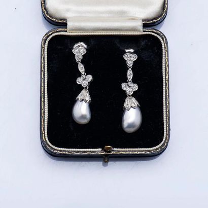 null Paire de pendants d’oreilles en platine (950 millièmes) sertis de diamants de...