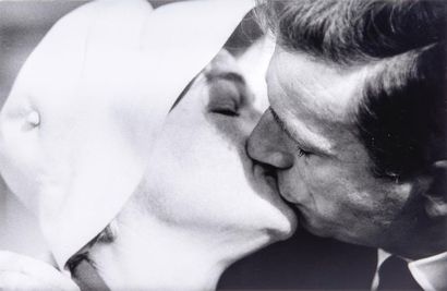Jean-Claude SAUER (1935-2013) 

Simone SIGNORET et Yves MONTAND, baiser de retrouvailles,...