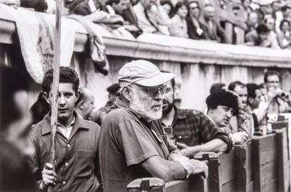Jean-Claude SAUER (1935-2013) 

Ernest Hemingway observant Antonio Ordonez toréant,...