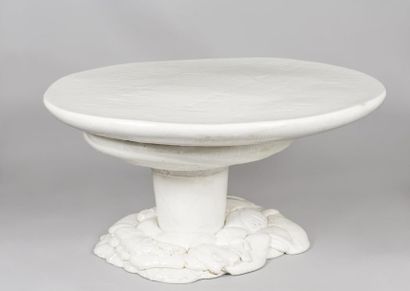 LOUIS DUROT (1939-) Table sculpture en polyuréthanne expansé blanc.

H : 75 cm D...