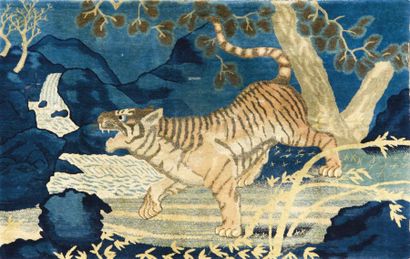 TIBET vers 1900 TIBET vers 1900

Tapis en laine à décor d’un tigre dans un paysage...