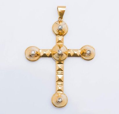 null Pendentif croix capucine en or jaune 18 carats (750 millièmes) sertie de cinq...