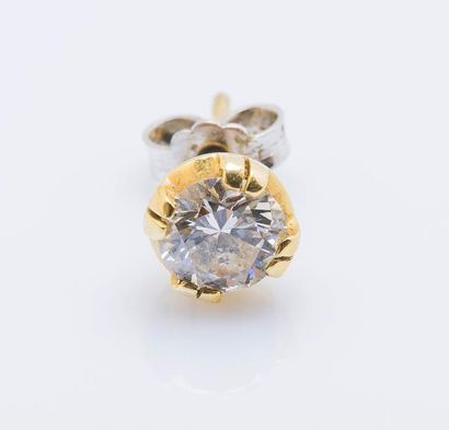 null Un bouton d’oreille en or jaune 18 carats (750 millièmes) serti d’un diamant...